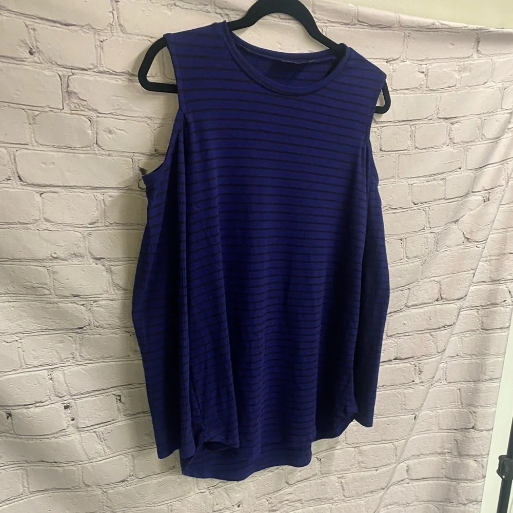 5/$20 Women’s Apt. 9 Long Sleeve Striped Shoulder Cut Out Shirt M Blue Black - Picture 2 of 6